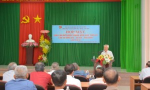 Cựu cán bộ Đoàn phát biểu tại buổi họp mặt.