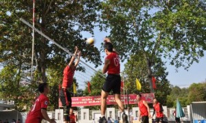 Một pha tranh bóng hấp dẫn giữa vận động viên hai đội.