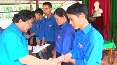 Chủ tịch CĐ Cao su VN Phan Mạnh Hùng tặng quà cho công nhân