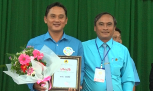 Ông Lê Văn Thủy - Chủ tịch Công đoàn Công ty TNHH MTV Cao su Bình Long trao giải nhất cho thí sinh Nguyễn Đức Trọng – Chủ tịch Công đoàn NT Quản lợi