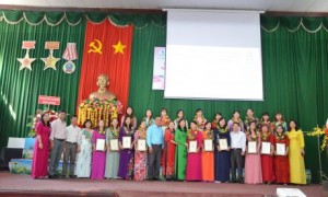 20 nữ CNVC - LĐ xuất sắc chụp hình kỷ niệm với lãnh đạo Công đoàn CSVN, Liên đoàn Lao động tỉnh Bình Phước và lãnh đạo công ty