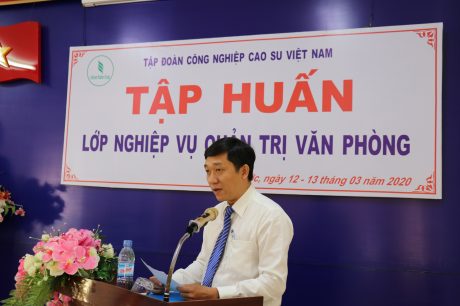 Ông  Nguyễn Minh Tuấn – Phó Chánh văn phòng Tập đoàn phát biểu tại buổi khai giảng