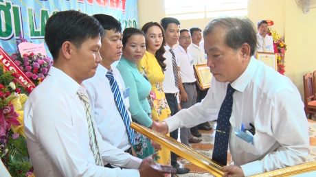  Ông Nguyễn Tuấn Dũng - PTGĐ Công ty TNHH Cao su Việt - Lào trao bằng khen Tập đoàn cho các tập thể, cá nhân tại Hội nghị