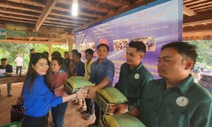 ĐVTN VRG trao quà hỗ trợ cho thanh niên công nhân tại Cao su Đồng Nai - Kratie.