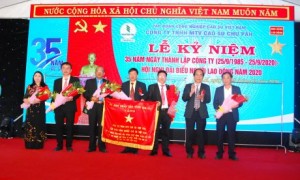 Lãnh đạo tỉnh Gia Lai tặng bức trướng cho công ty.