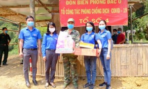 ĐTN Công ty thăm và tặng quà chốt biên phòng trực chống dịch Covid-19