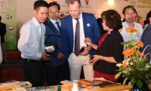 Đại biểu quốc tế thăm gian hàng trưng bày sản phẩm của Công ty TNHH MTV Cao su Bình Long