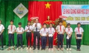 Ông Nguyễn Văn Truyền – Kế toán trưởng Công ty CP Chế biến Gỗ Đồng Nai (khối trưởng) trao 25 suất học bổng tại Trường THCS Chu Văn An