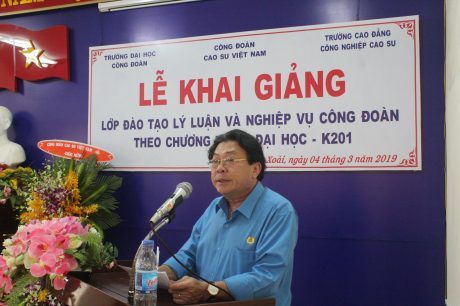 Đ/c Phan Mạnh Hùng – UVBCH Tổng LĐLĐ VN, Chủ tịch CĐ Cao su Việt Nam phát biểu tại lễ khai giảng