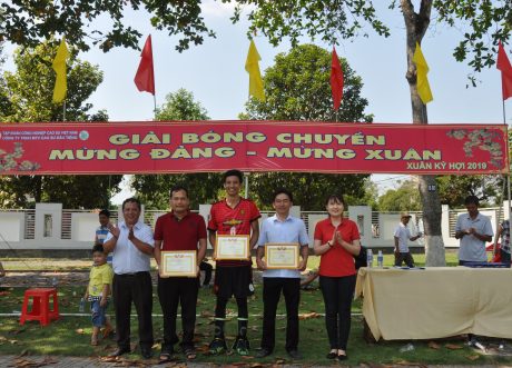 Ông Nguyễn Văn Hải – Trưởng BTG Công đoàn   công ty và bà Nguyễn Hoàng Ngọc – Phó Bí thứ Đoàn TN công ty trao thưởng cho các đội bóng.