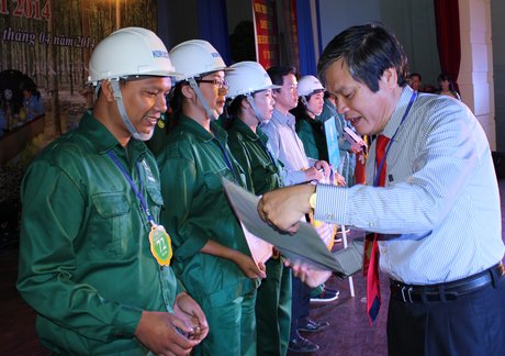 Ông Nguyễn Văn Ất trao giấy chứng nhận cho các thí sinh tại Hội thi “An toàn vệ sinh viên giỏi” VRG lần thứ III, năm 2014