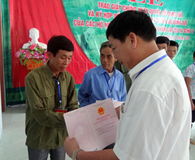 Ông Phạm Đức Minh – Chủ tịch UBND huyện Nậm Nhùn, trao giấy CNQSDĐ cho các hộ dân. Ảnh: Tùng Phương
