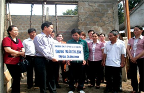 Ông Nguyễn Sư Sơn - Chủ tịch CĐCS Đồng Phú, tặng số tiền 30 triệu đồng để xây dựng Mái ấm CĐ cho Đoàn viên CĐCS Quảng Trị