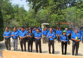 Đoàn viên thanh viên VRG dâng hương tưởng niệm tại di tích Phú Riềng Đỏ. Ảnh: Quỳnh Mai