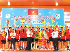 Lãnh đạo công ty và CĐ trao cúp vô địch cho đội bóng chuyền Nhà máy Chế biến Long Hà
