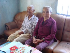 ANH HÙNG LAO ĐỘNG NGUYỄN THỊ NGỜI (PHẢI)