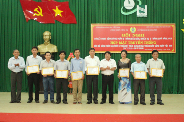 Chủ tịch Công đoàn CSVN Phan Mạnh Hùng (thứ tư từ phải sang) tặng Kỷ niệm chương cho các cán bộ CĐ xuất sắc