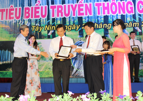 Ông Hứa Ngọc Hiệp - Phó TGĐ VRG, Chủ tịch HĐQT công ty (bên trái) và ông Lê Văn Chành – TGĐ Công ty CPCS Tây Ninh trao biểu trưng cho các gia đình công nhân cao su