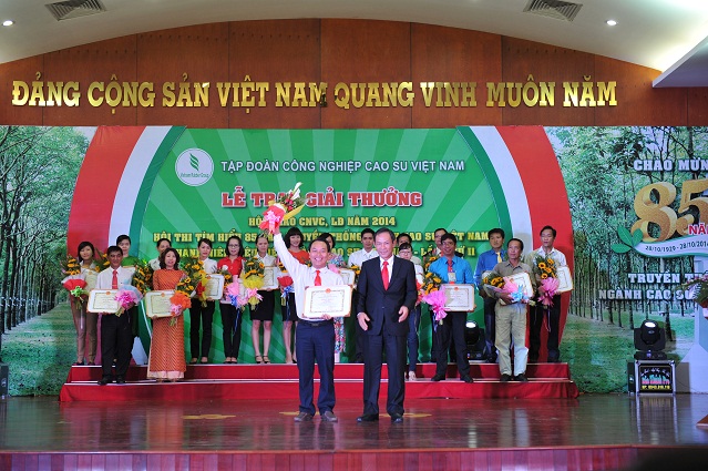 Description: GĐ Trần Ngọc Thuận trao giải nhất cá nhân cuộc thi viết (trong ngành) cho anh Vũ Kim Cương (Cao su Kon Tum)