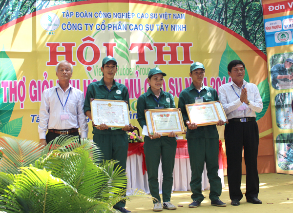 TGĐ Lê Văn Chành và Chủ tịch Công đoàn Nguyễn Thanh Liêm trao giải ba cá nhân