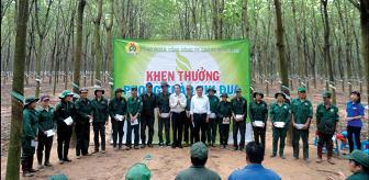 Ông Hoàng Đức Hải - Phó Chủ tịch CĐ Cao su Đồng Nai trao thưởng tại vườn cây cho CN NT Thái Hiệp Thành. Ảnh: Thanh Trúc