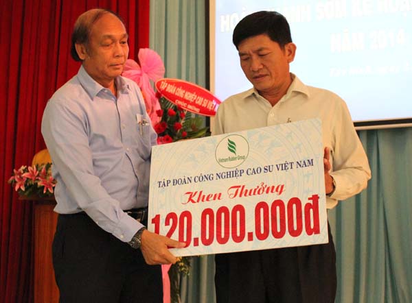 Phó TGĐ VRG Lê Minh Châu (bên trái) trao thưởng cho ông Lê Văn Chành - TGĐ Công ty CPCS Tây Ninh