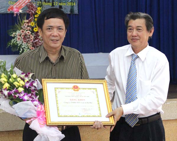 Phó TGĐ VRG Hứa Ngọc Hiệp (bên phải) tặng bằng khen cho đại diện lãnh đạo công ty