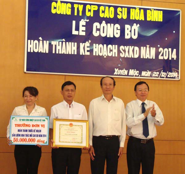 Phó TGĐ Lê Xuân Hòe (bên phải) tặng bằng khen và 50 triệu đồng cho đại diện ban lãnh đạo công ty về thành tích hoàn thành trước kế hoạch. Ảnh: Minh Hùng 