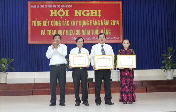 Đồng chí Trần Văn Du – Bí thư Đảng ủy Công ty, tặng giấy khen cho cho 3 tổ chức cơ sở Đảng đạt “trong sạch vững mạnh” tiêu biểu năm 2014