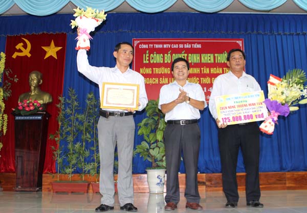 Ông Nguyễn Quốc Việt – Phó TGĐ công ty (đứng giữa) trao giấy khen và tiền thưởng cho đại diện lãnh đạo NTCS Minh Tân