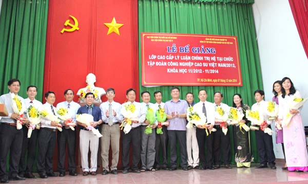 Phó Bí thư Đảng ủy, Chủ tịch HĐTV Võ Sỹ Lực và Thành viên HĐTV VRG Trần Đức Thuận khen thưởng 16 học viên tiêu biểu 
