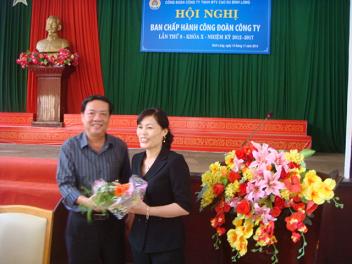 Ông Nguyễn Đức Thịnh - Phó Chủ tịch CĐ Cao su VN tặng hoa chúc mừng bà Nguyễn Thị Nhàn.