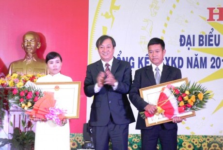 Phó TGĐ VRG Huỳnh Trung Trực (giữa) trao Bằng khen Chính phủ cho các cá nhân hoàn thành xuất sắc nhiệm vụ được giao