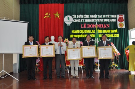 Phó Chủ tịch UBND tỉnh Quảng Nam Huỳnh Khánh Toàn trao Bằng khen Chính phủ cho 5 cá nhân hoàn thành xuất sắc nhiệm vụ được giao tại Lễ đón nhận Huân chương Lao động hạng 3 và Hội nghị điển hình tiên tiến 