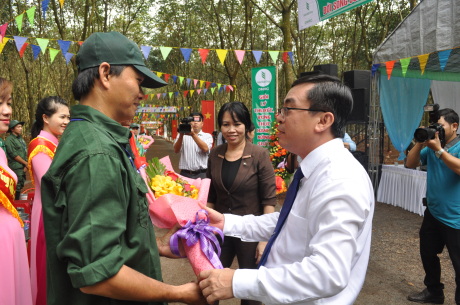 Ông Đỗ Minh Tuấn - Q. TGĐ TCT CS Đồng Nai tặng hoa cho thí sinh tham dự Hội thi Bàn tay vàng.