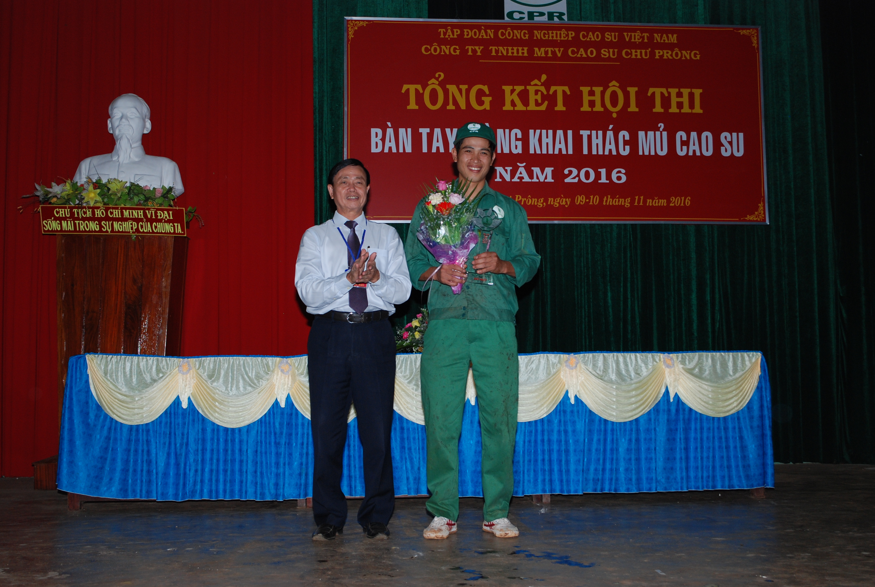 Ông Phan Sỹ Bình trao thưởng cho công nhân đoạt giải nhất tại Hội thi Bàn tay
vàng. Ảnh: Văn Vĩnh
