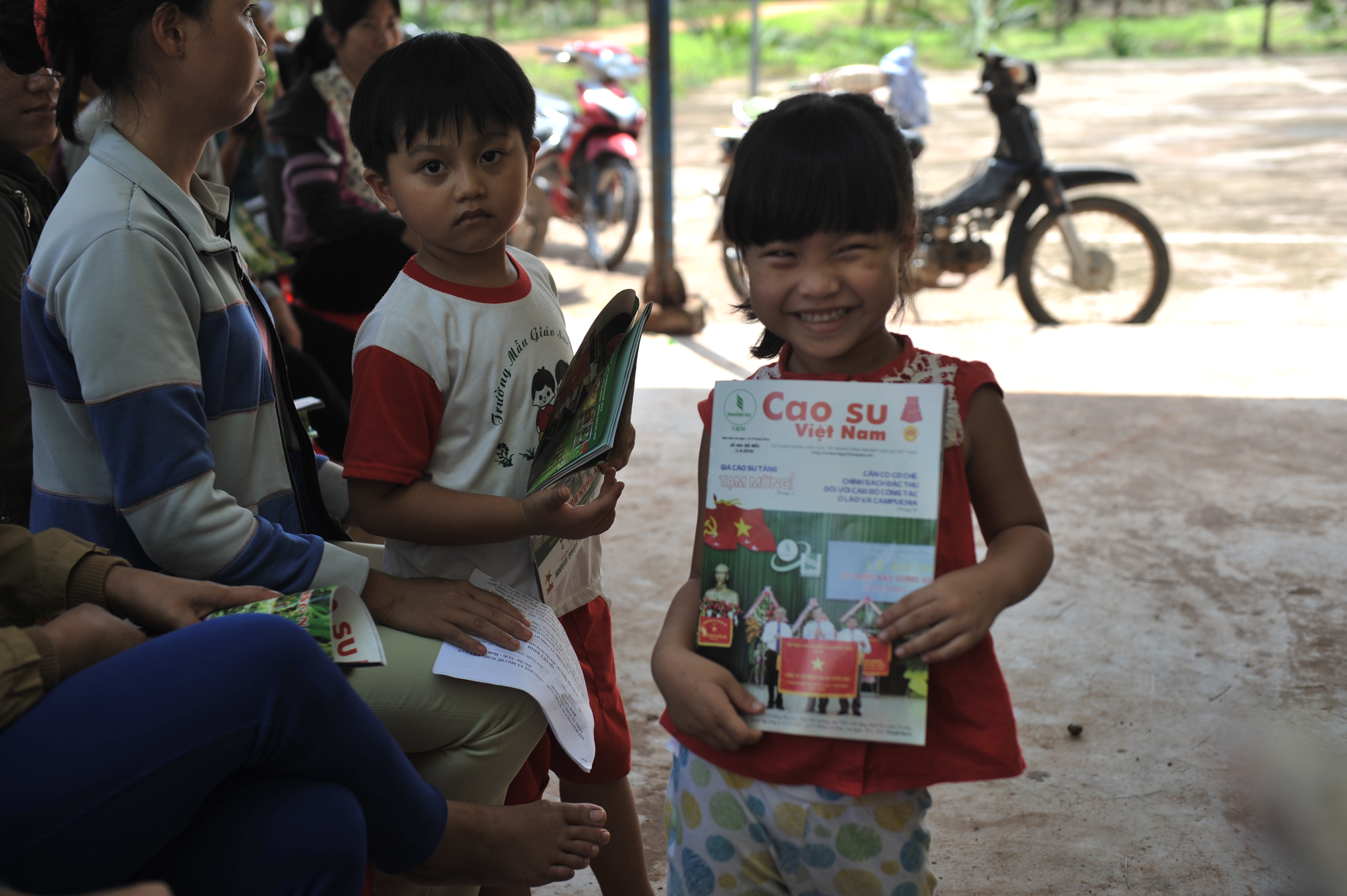 Con em công nhân cũng thích đọc Tạp chí Cao su VN. Ảnh: Tùng Châu