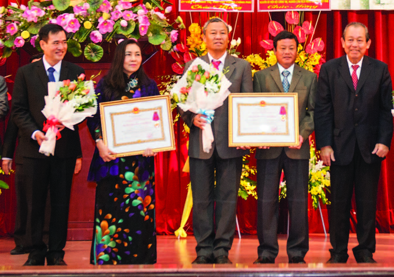 Phó Thủ tướng Chính phủ Trương Hòa Bình (bìa phải) trao Huân chương Lao động hạng Nhất cho lãnh đạo Tạp chí Cao su VN (thứ 1 và 2 bên trái) tại Hội nghị Tổng kết SXKD VRG năm 2016. Ảnh: Tùng Châu