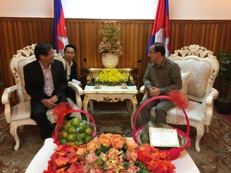 Phó TGĐ VRG Huỳnh Trung Trực chúc Tết Ngài Veng Sakhon - Bộ trưởng Nông lâm Ngư nghiệp Campuchia. 