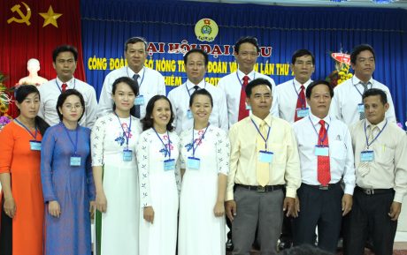 Đoàn đại biểu đi dự Đại hội CĐ Công ty Cao su Dầu Tiếng lần thứ XI ra mắt Đại hội