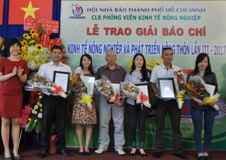 Phóng viên Tạp chí Cao su VN (thứ hai và ba từ trái sang) nhận giải khuyến khích tại lễ trao giải ảnh: Vũ Phong