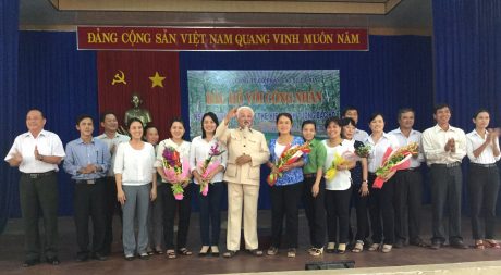 Nghệ sỹ ưu tú Nguyễn Văn Tân thể hiện hình tượng Bác Hồ tại buổi giao lưu, nói chuyện ngày 31/3. 