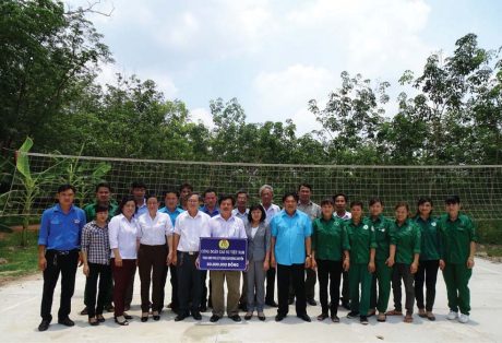 Ông Phan Mạnh Hùng - Chủ tịch CĐ CS VN (thứ 7 bên phải qua) trao kinh phí xây dựng sân bóng chuyền cho CĐ NT Lai Uyên.