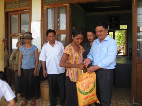 Ông Lương Văn Quý – Chủ tịch CĐ công ty hỗ trợ gạo cho bà con đồng bào dân tộc. 