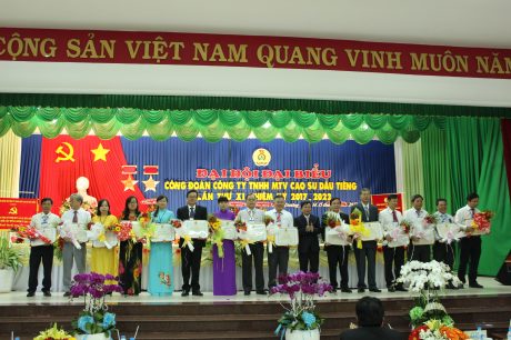 Trao thưởng cho cán bộ Công đoàn tại Đại hội CĐ Cao su Dầu Tiếng. Ảnh: Phan Thắng.