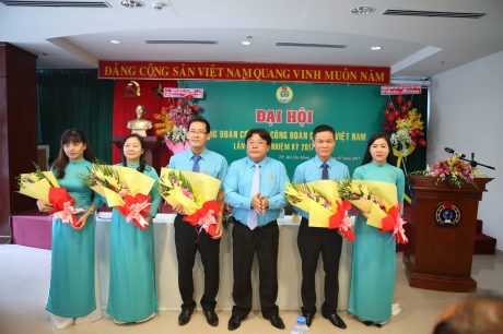 Ông Phan Mạnh Hùng – UV BCH Tổng LĐLĐ VN, Chủ tịch Công đoàn CSVN (thứ 3 từ phải qua) tặng hoa chúc mừng BCH khóa mới