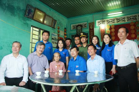 Bí thư thứ nhất BCH Trung ương Đoàn Lê Quốc Phong cùng đoàn công tác đã đến thăm, tặng quà  Mẹ VNAH Nguyễn Thị Thùa