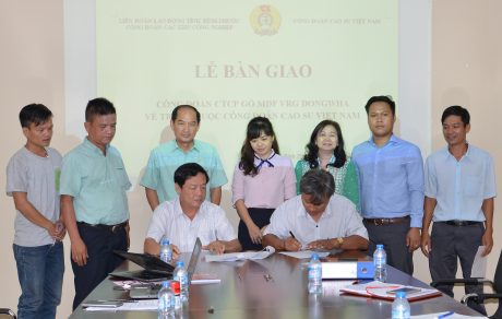 Lãnh đạo Công đoàn các khu công nghiệp và Công đoàn Cao su Việt Nam ký biên bản bàn giao
