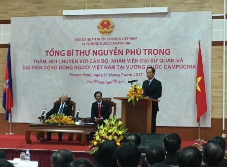 TGĐ VRG Trần Ngọc Thuận báo cáo tình hình đầu tư trồng cao su của VRG ở CPC tại buổi tiếp kiến Tổng Bí thư Nguyễn Phú Trọng do Đại sứ quán VN tại CPC tổ chức.