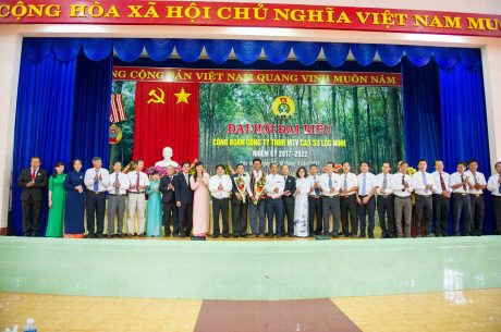Công đoàn CSVN và lãnh đạo Công ty tặng hoa chúc mừng 25 đồng chí trúng cử BCH nhiệm kỳ 2017 - 2022